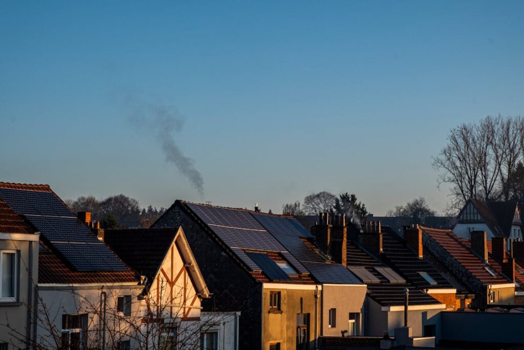 Huizen met zonnepanelen op het dak voor duurzaam wonen
