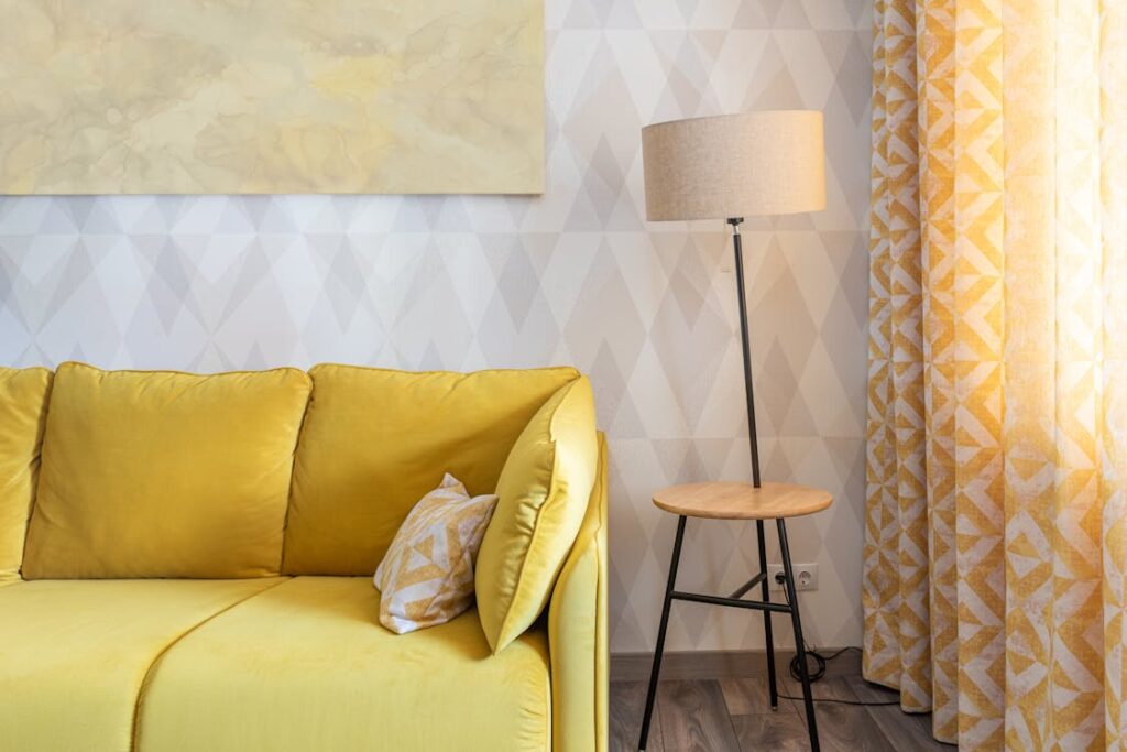 Moderne woonkamer met sfeervolle vloerlamp
